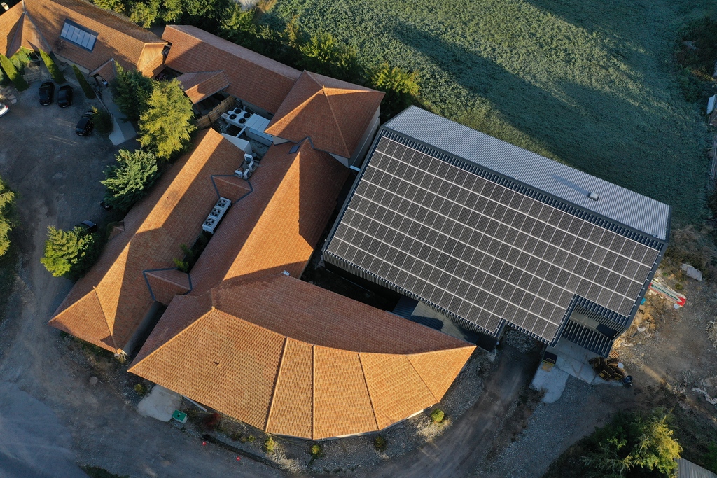 installation panneaux solaire sur le toit d'une entreprise