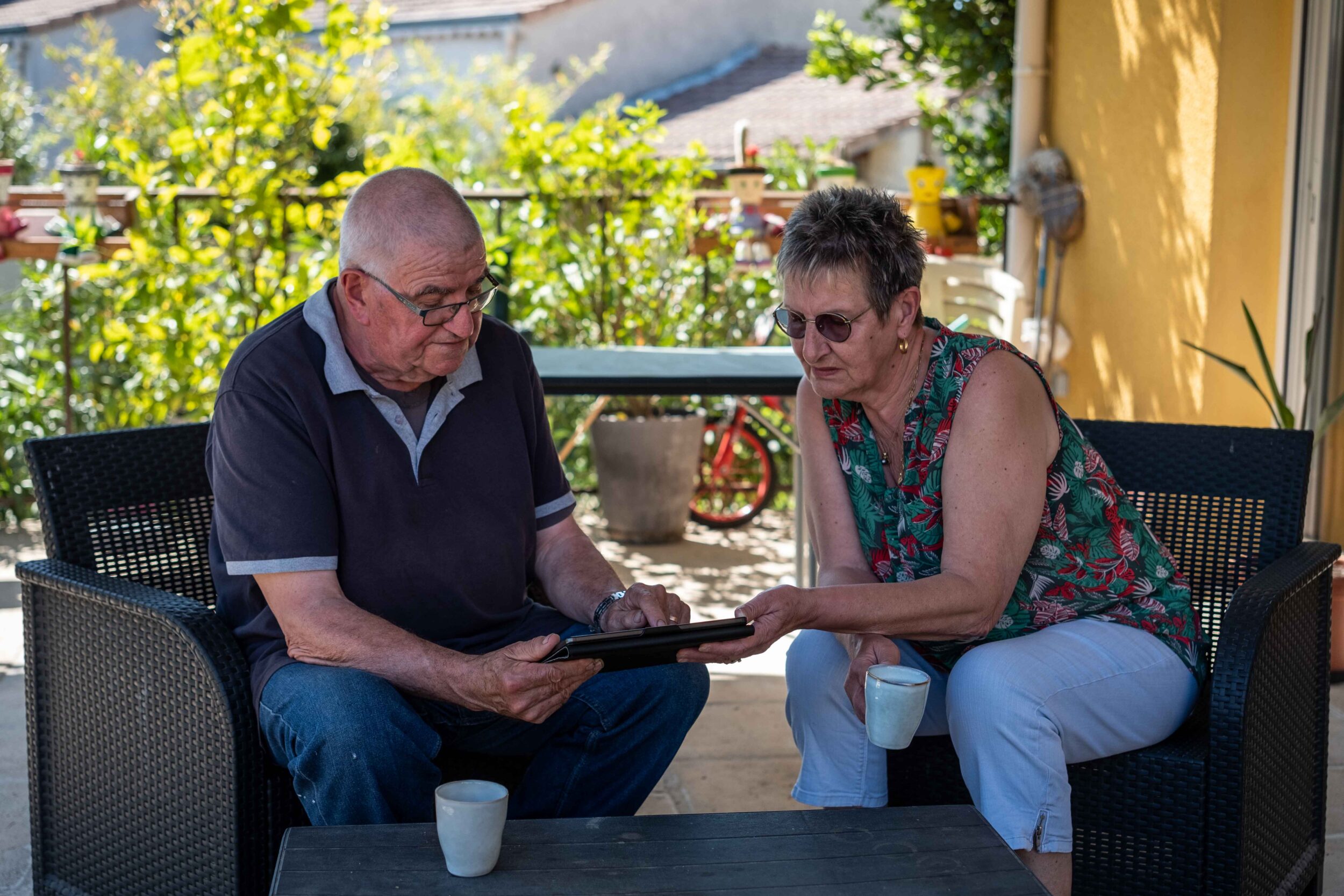 Couple qui regarde sa facture sur tablette