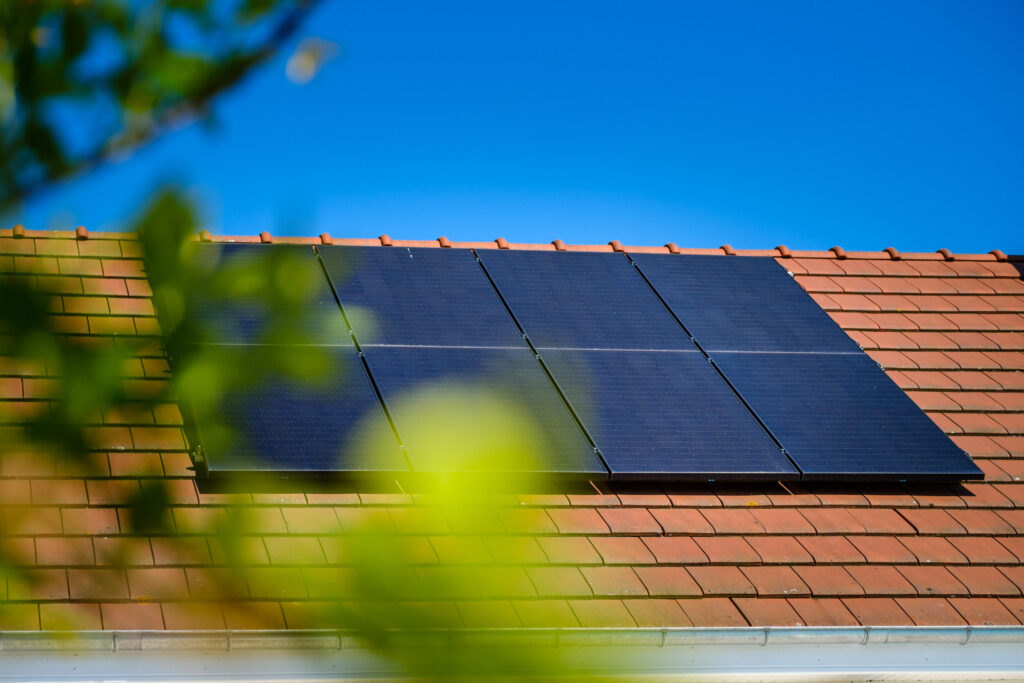 Panneaux solaires sur une toiture inclinée