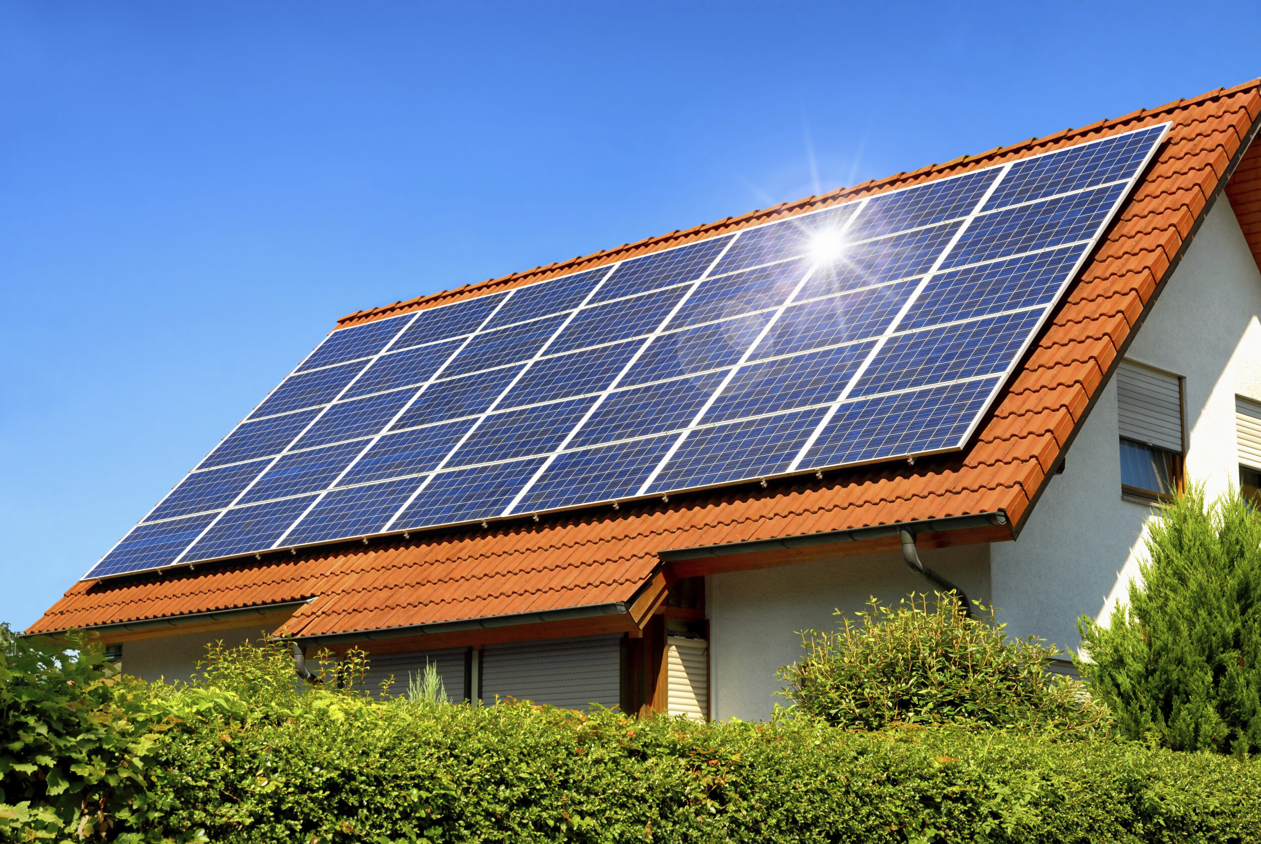 Qu'est-ce qu'un panneau solaire (photovoltaïque ou thermique) ?