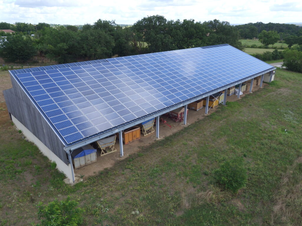 hangar agricole avec panneaux solaires